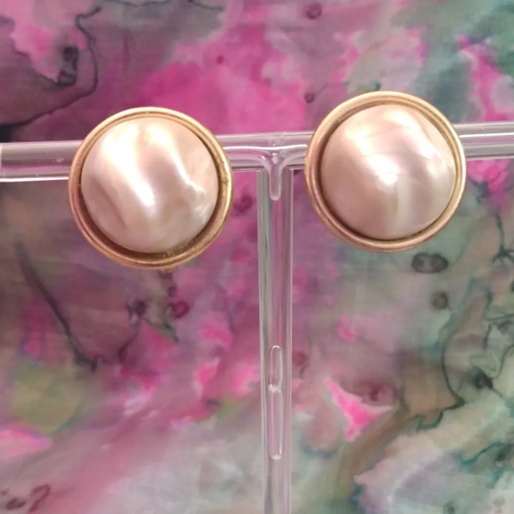 Vintage Lisner gold tone clip earrings with pearl